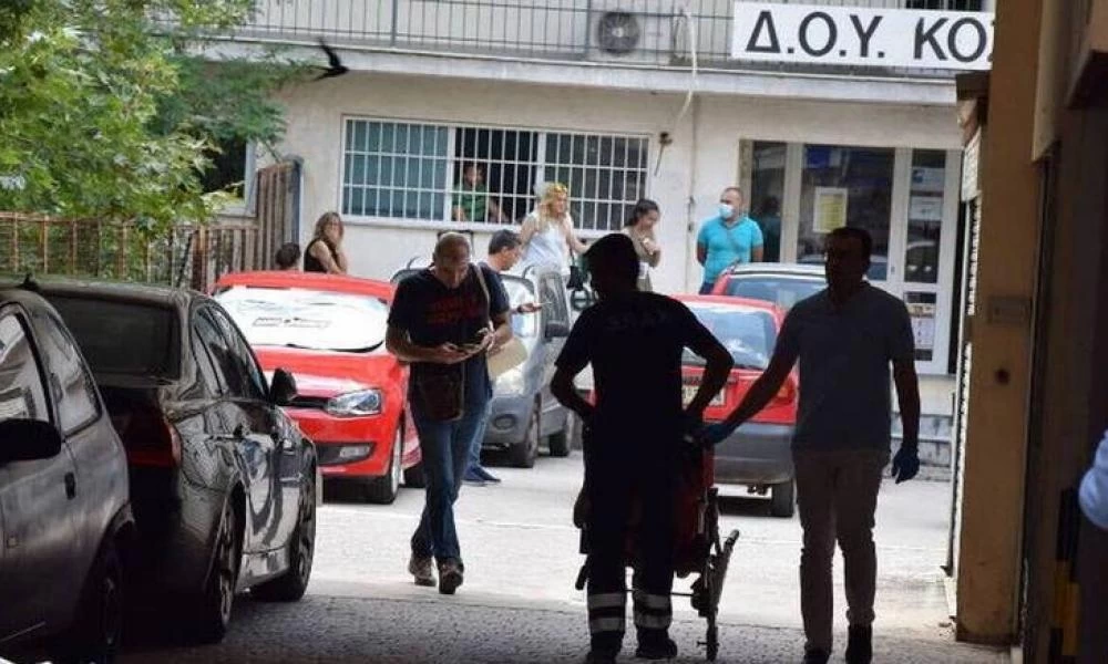 Βγήκε από το νοσοκομείο η εφοριακός που δέχτηκε την επίθεση με το τσεκούρι